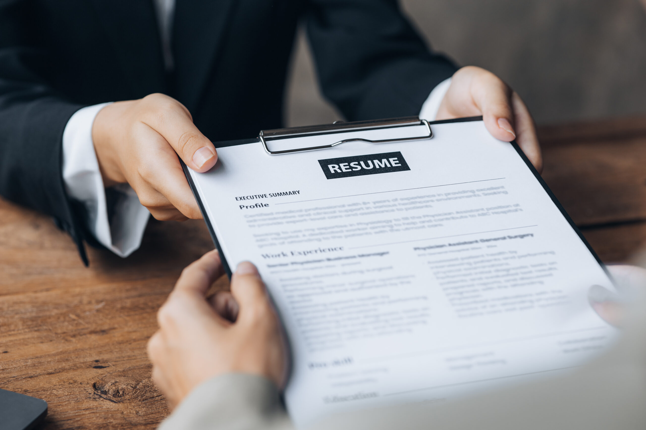 Résumé handover in a professional business setting